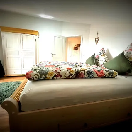 Lory Mit Schlossblick